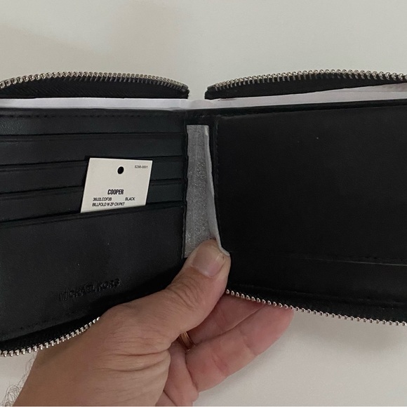 36U2LCOF3B - MICHAEL KORS BLACK - BILLFOLD W ZP CN PKT - Picture 6 of 8